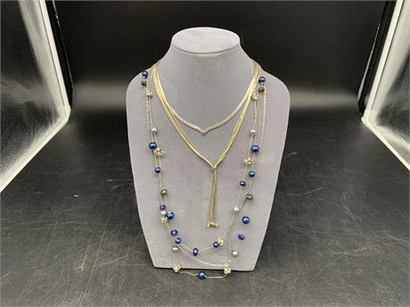 925 NECKLACE & SILVER NECKLACE W/PEARLS ON STAND