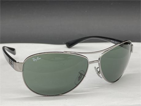 RAY BAN SILVER FRAME SUNGLASSES — RETAILS $249