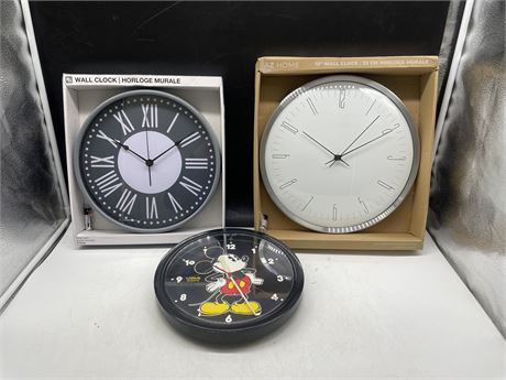 MICKEY MOUSE LORUS CLOCK - WORKS & 2 NEW CLOCKS IN PACKAGE