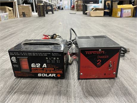 2 CAR BATTERY CHARGERS SOLAR & TORCAN (SPECS IN PHOTOS)