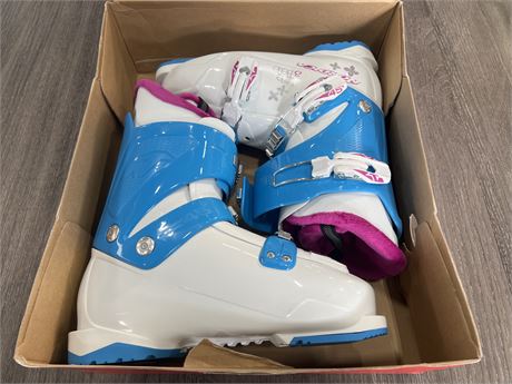 NEW SIZE 7 - NORDICA LITTLE BELLE 3 SKI BOOTS
