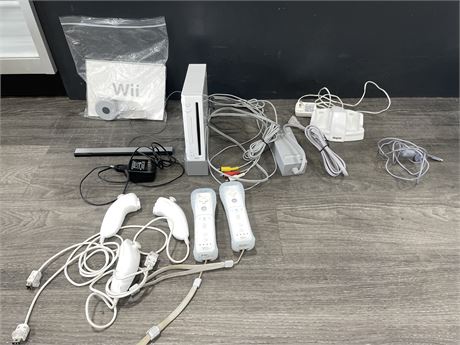 NINTENDO WII COMPLETE WITH 2 CONTROLLERS, 3 NUNCHUCKS & CHARGING STATION
