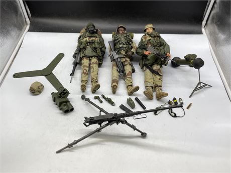 LOT OF 3 ARMY SOLDIERS WITH GEAR