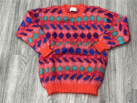 VINTAGE SALLY CARR HAND KNIT SWEATER