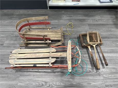 2 VINTAGE WOODEN / METAL SLEDS + 3 RACQUETS