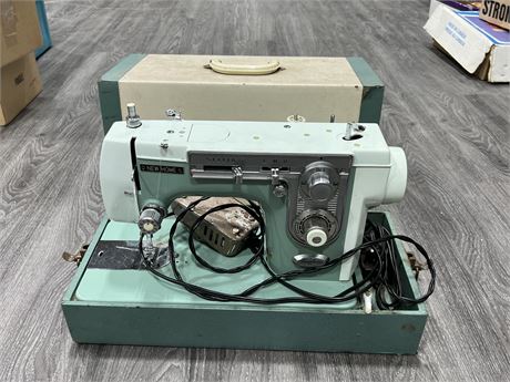 VINTAGE SIMPLICITY NEW HOME SEWING MACHINE
