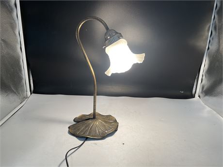 METAL LILY TABLE LAMP 15”
