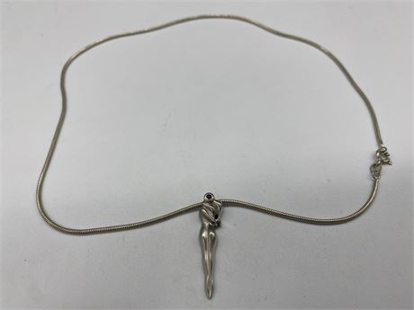 925 STERLING NECKLACE & COUPLE EMBRACING PENDANT