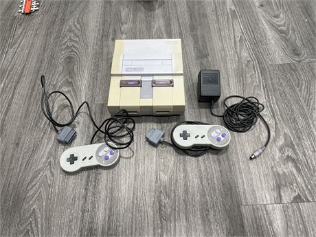 SNES CONSOLE W/ CORDS, & CONTROLLERS (UNTESTED)