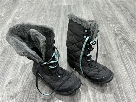 COLUMBIA WOMANS BOOTS - SIZE 4