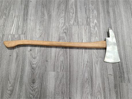 POLISHED VINTAGE FIRE AXE WITH NEW HANDLE