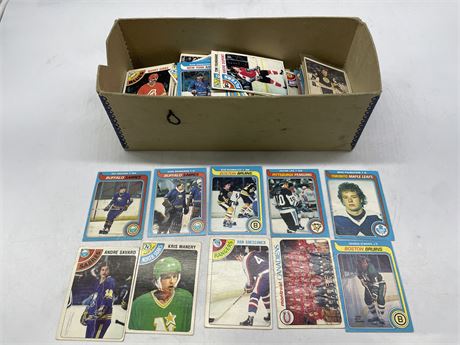 1970 BOX OF MIXED HOCKEY CARDS