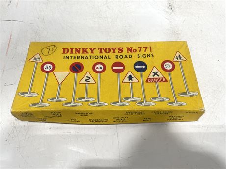 MIB VINTAGE DINKY TOYS NO 771 INTERNATIONAL ROAD SIGNS