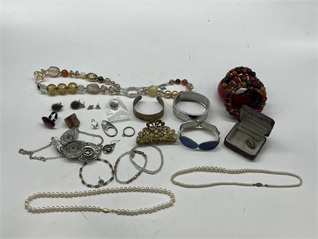 LOT OF MISC JEWELRY INCLUDING PEARL NECKLACES