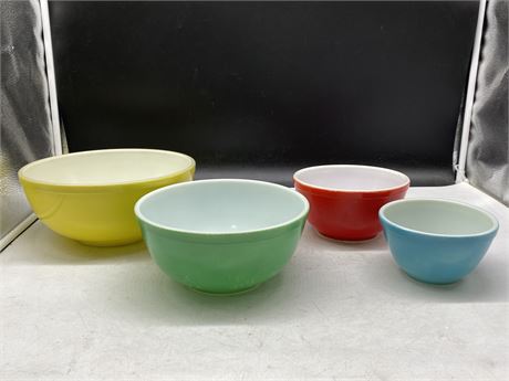 VINTAGE PYREX PRIMARY COLOURS SET OF 4 MIXING BOWLS-GREAT CONDITION LARGEST 10”