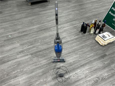 BISSEL VACUUM W/CHARGER