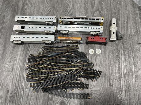 LOT OF VINTAGE METAL HO SCALE TRAINS, TRACK ECT
