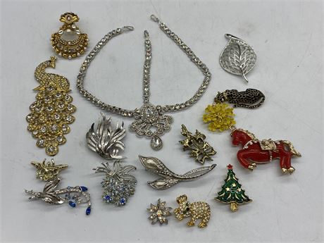 LOT OF VINTAGE BROOCHES / SOME OTHER