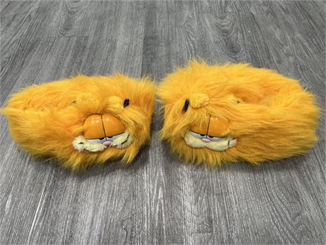 PAIR OF VINTAGE GARFIELD SLIPPERS - NEVER USED - APPRX SIZE 4-6