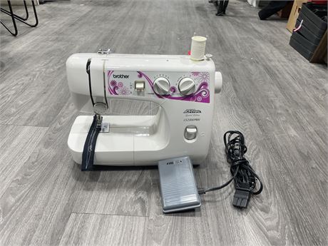 BROTHER SEWING MACHINE - WORKS