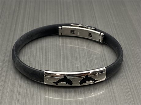 STAINLESS STEEL W/BLACK RUBBER 2 WHALES DESIGN HINGED BRACELET
