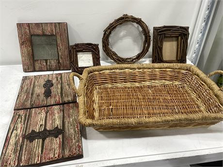 WICKER TRAY, 3 WOOD PLAQUES, 2 TWIG PICTURE FRAMES, TWIG WREATH