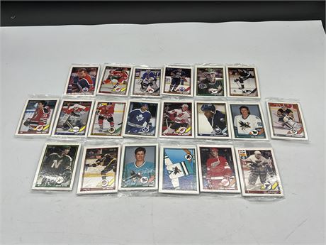 25 PACKS OF OPC HOCKEY CARDS - DOMINO PROMO CARDS