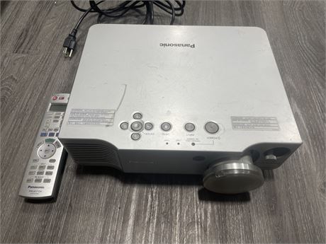 PANASONIC HIGH END PROJECTOR W/ HDMI PT-AE900V W/REMOTE