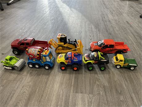 LOT OF 8 TOY CARS/TRUCKS