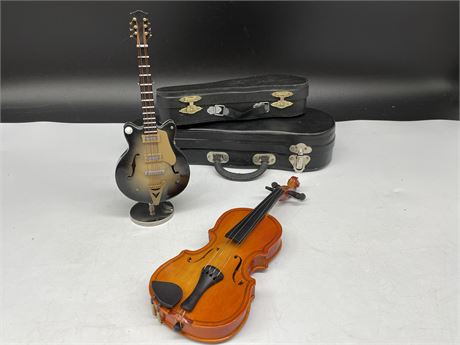 MINIATURE 7” CASED GUITAR & STAND / 9” WOOD VIOLIN & BOW