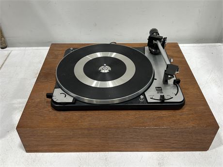 DUAL 1009 TURNTABLE - POWERS UP / SPINS
