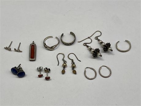 LOT OF SMALL STERLING JEWELRY PIECES