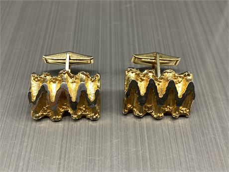 PAIR OF 70s GOLD PLATED “BRUTALIST” CUFFLINKS