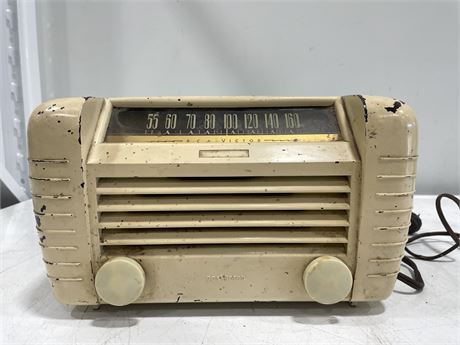 VINTAGE RCA VICTOR RADIO (NEEDS REPAIR)