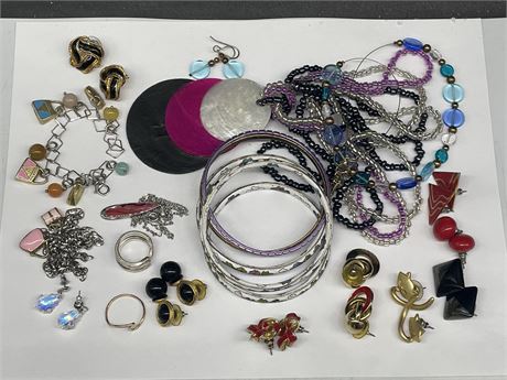 LOT OF MISC COSTUME JEWELRY - RINGS, EARRINGS, BANGLES ECT