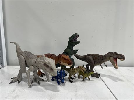 LOT OF LARGE DINOSAURS - LARGEST IS 23”