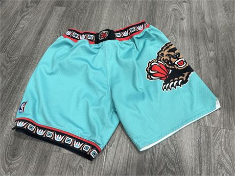 MITCHELL & NEES VANCOUVER GRIZZLIES SHORTS SIZE XL