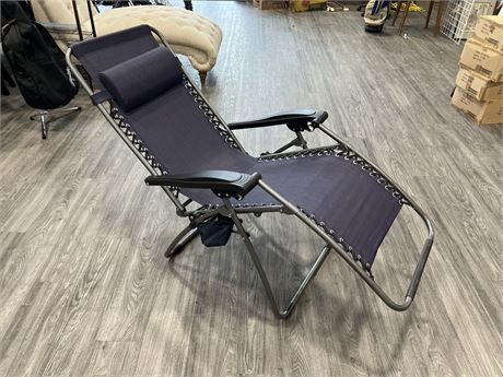 LIKE NEW FOLDING OUTDOOR LOUNGE CHAIR
