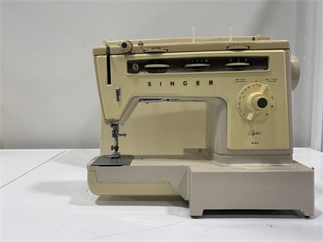 SINGER SEWING MACHINE W/CASE (pedal not included)