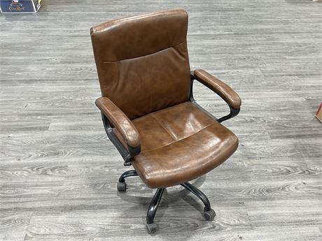 BROWN LEATHER ADJUSTABLE CHAIR ON WHEELS