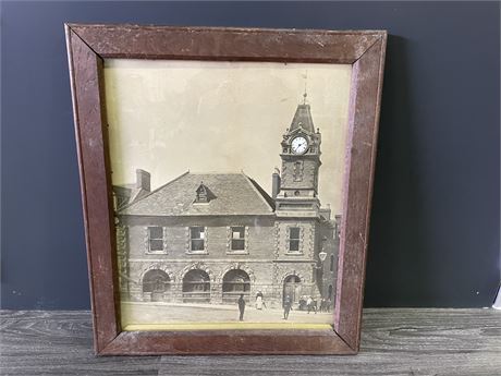 ANTIQUE PICTURE WITH BUILT IN CLOCK (CLOCK DOESN'T WORK)