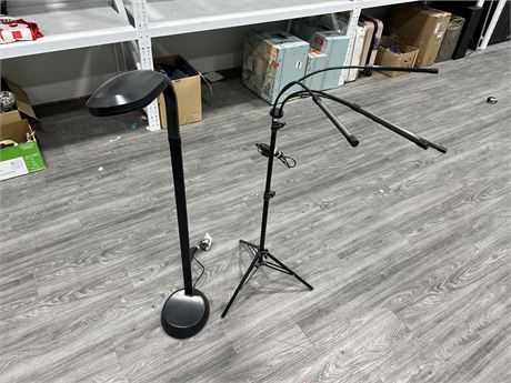 2 FLOOR LAMPS (4FT tall)