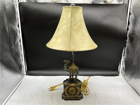 VINTAGE CAMEL DESIGN METAL TABLE LAMP W/SHADE - WORKS (21”)