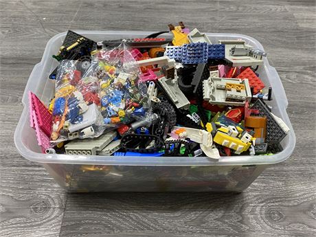 LARGE CONTAINER OF LEGO W/FIGURES ETC.
