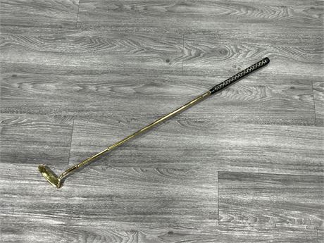 GOLD COLOURED RIGHT HANDED GOLF PUTTER