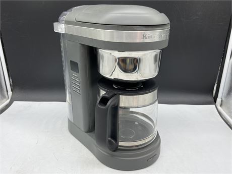 KITCHEN AID 12 CUP DRIP COFFEE MAKER WITH SPIRAL SHOWER HEAD (WORKING)