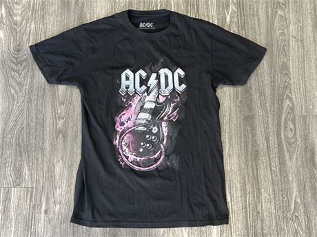 AC/DC T SHIRT - SIZE LARGE