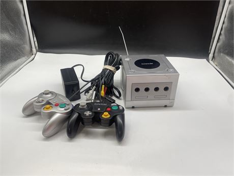 NINTENDO GAMECUBE COMPLETE W/ 2 CONTROLLERS TESTED WORKING