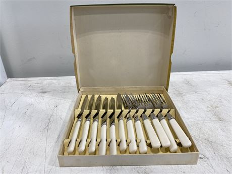 VINTAGE SHEFFIELD FISH EATERS FORK AND KNIFE SET-STAINLESS STEEL