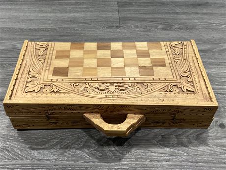MEXICAN ORNATE WOOD CHESS BOX W/MARBLE PIECES (COMPLETE)